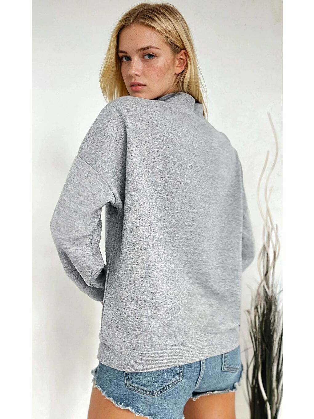 Gri Kadın Dik Yaka Oversize Sweatshirt Yazı Baskılı-2