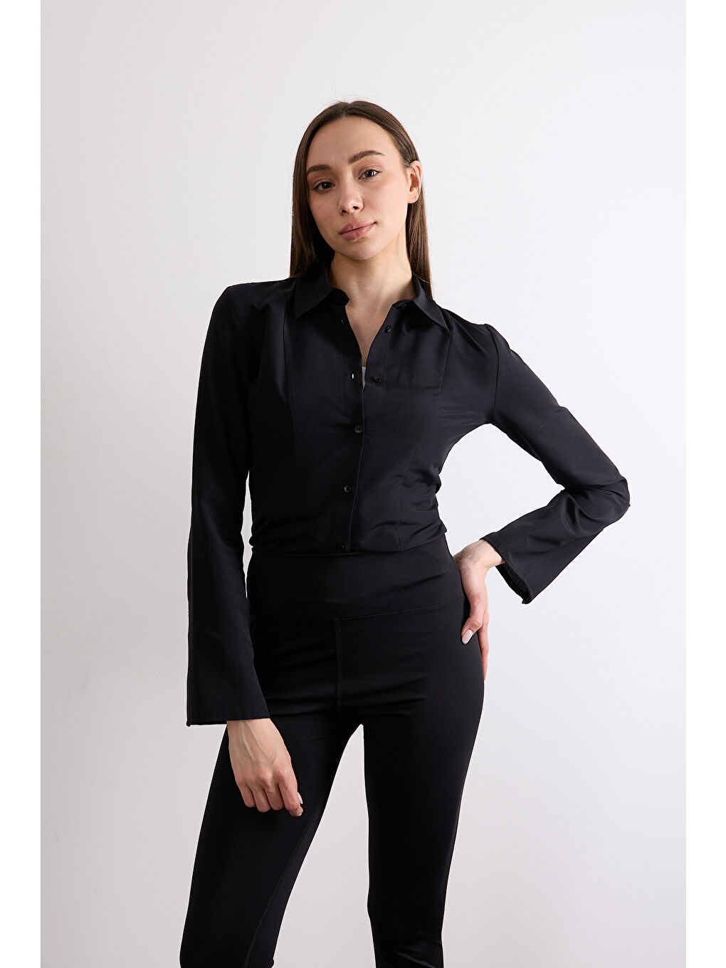 Siyah Vücuda Bele Oturan Saran Basic Kadın Gömleği