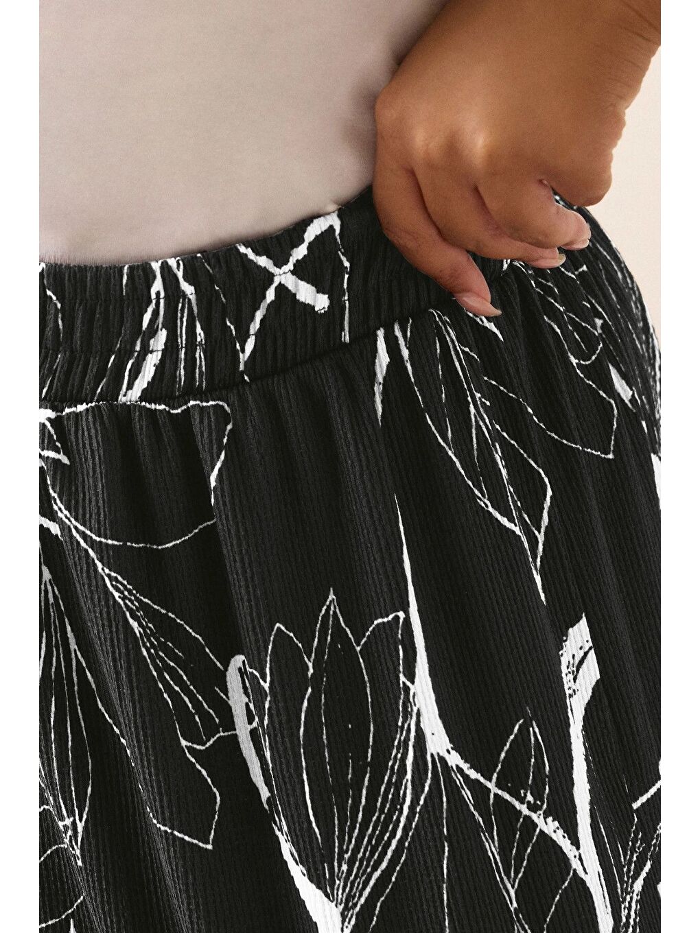 Siyah Büyük Beden Bürümcük Kumaş Çiçek Desenli Beli Lastikli Etek 304235-3