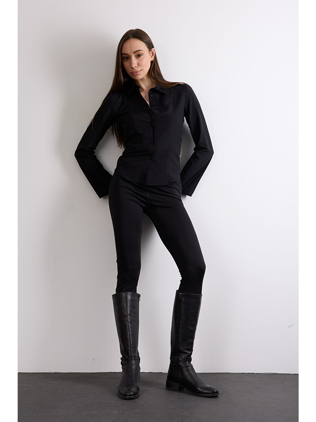 Siyah Vücuda Bele Oturan Saran Basic Kadın Gömleği-1