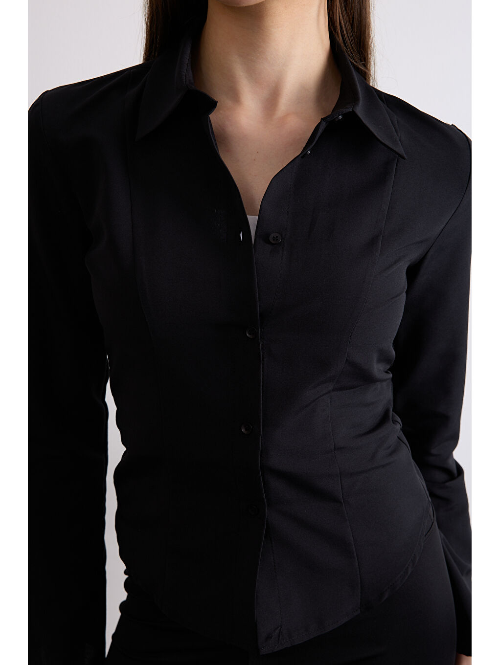 Siyah Vücuda Bele Oturan Saran Basic Kadın Gömleği-2