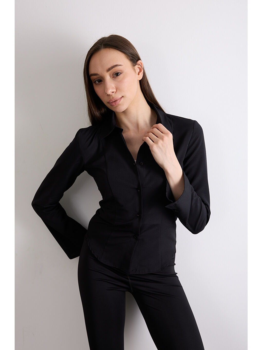 Siyah Vücuda Bele Oturan Saran Basic Kadın Gömleği-3