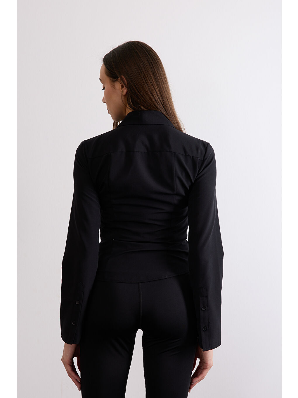 Siyah Vücuda Bele Oturan Saran Basic Kadın Gömleği-4