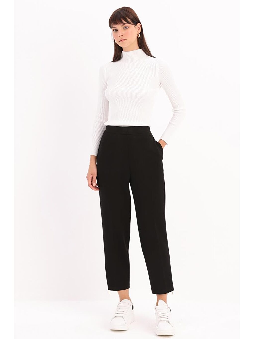 Siyah-Paçası Fermuarlı Pantolon