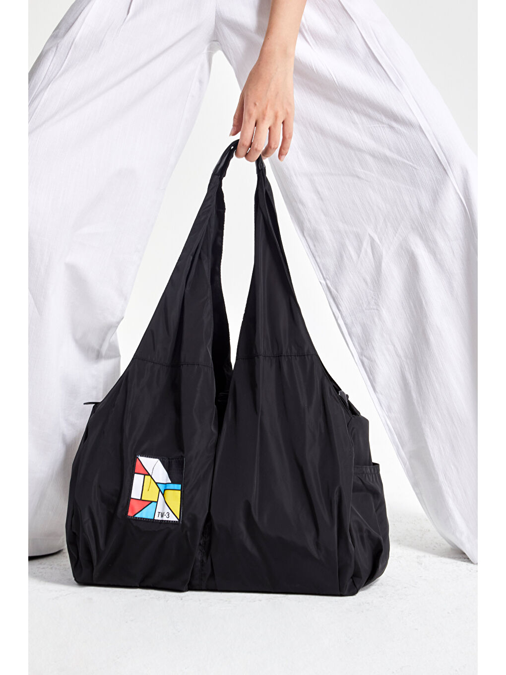 Siyah Renk Arma Detaylı Omuzdan Askılı Özel Tasarım Çanta-2