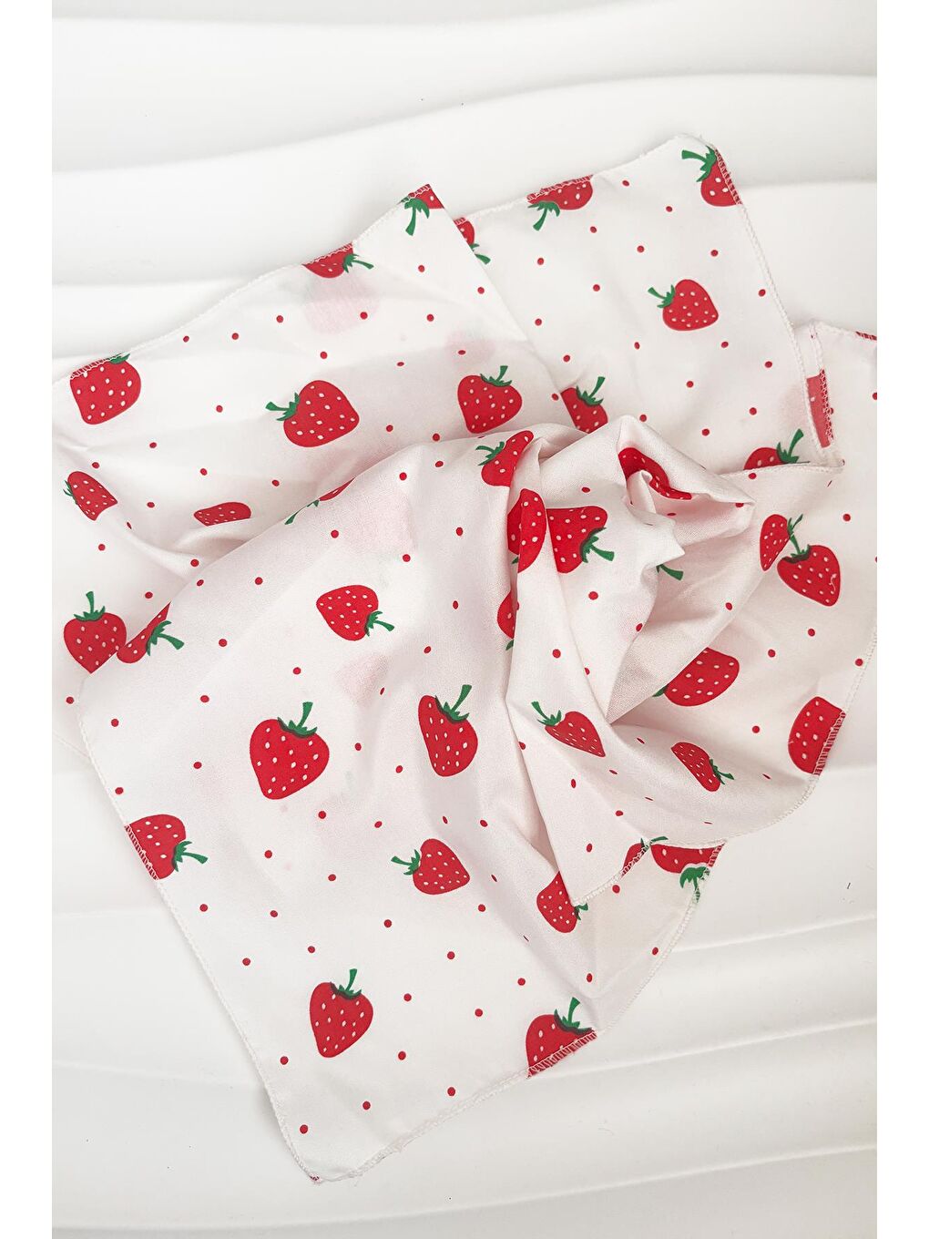 Beyaz Pamuk Çilek Desenli Fular-1