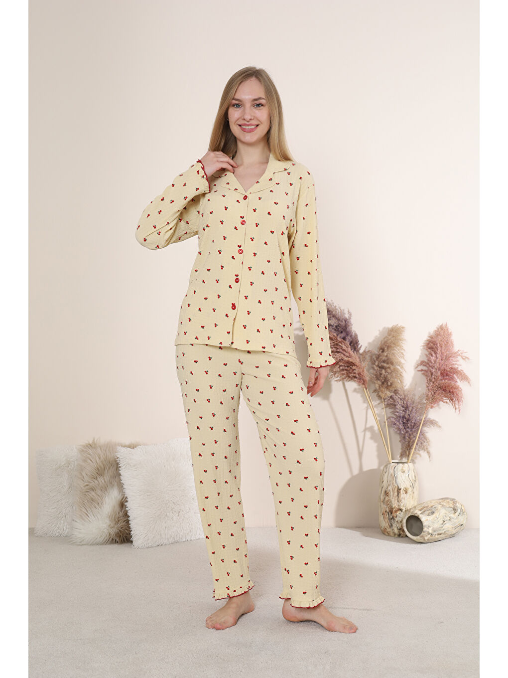 Sarı Bürümcük Kumaş Önden Düğmeli Kiraz Desenli Uzun Kollu Kadın Pijama Takımı 6006-3