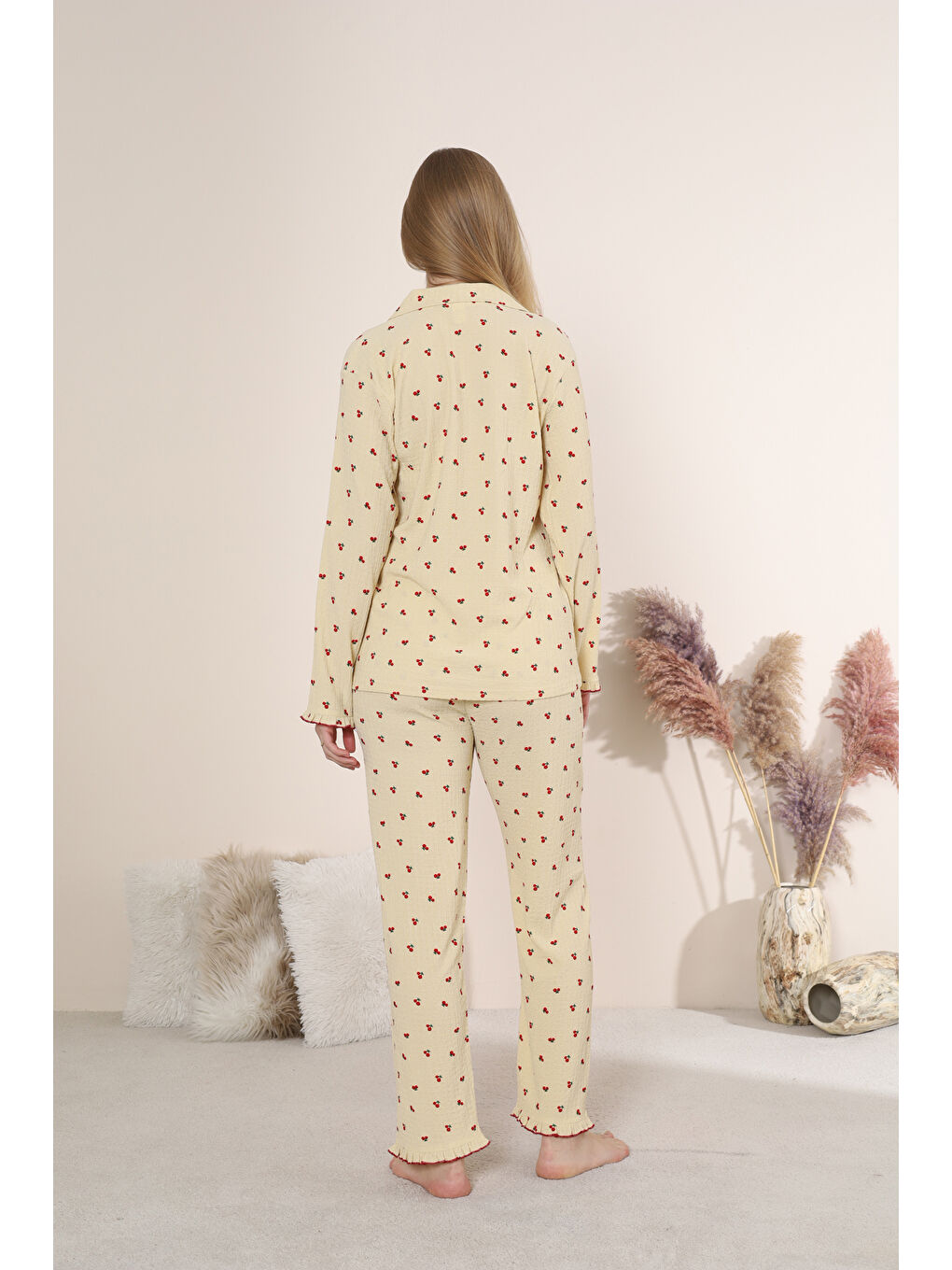Sarı Bürümcük Kumaş Önden Düğmeli Kiraz Desenli Uzun Kollu Kadın Pijama Takımı 6006-4