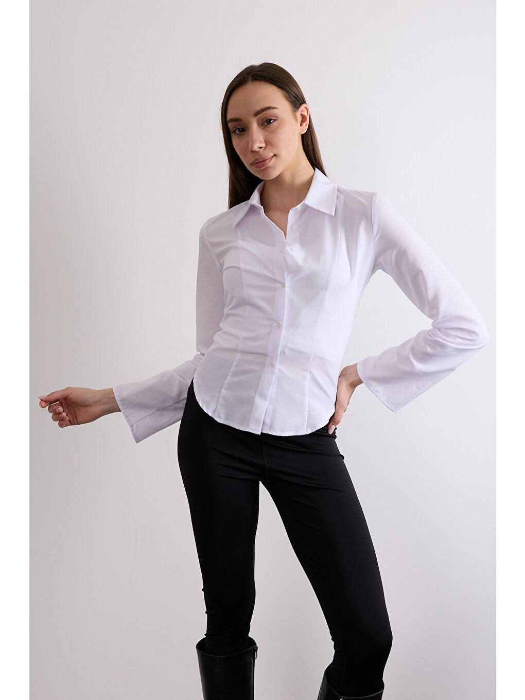 Beyaz Vücuda Bele Oturan Saran Basic Kadın Gömleği-1