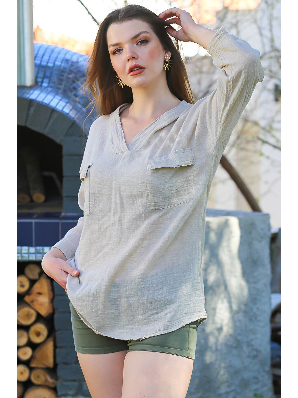 Bej Taş Rengi Kapüşonlu Düğmeli Uzun Kollu Çift Kapaklı Cepli Yıkamalı Casual Dokuma Bluz 72 62-2