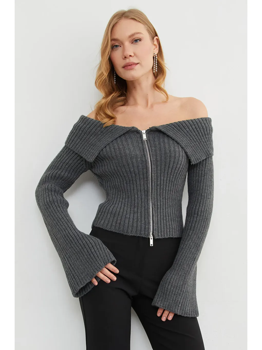 Antrasit Kol Detaylı Fermuarlı Madonna Yaka Hırka