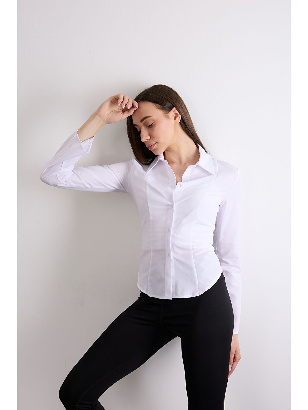 Beyaz Vücuda Bele Oturan Saran Basic Kadın Gömleği-2