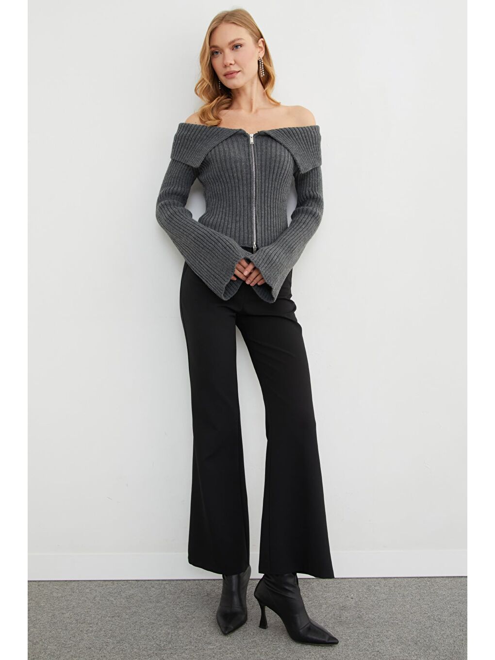 Antrasit Kol Detaylı Fermuarlı Madonna Yaka Hırka-1