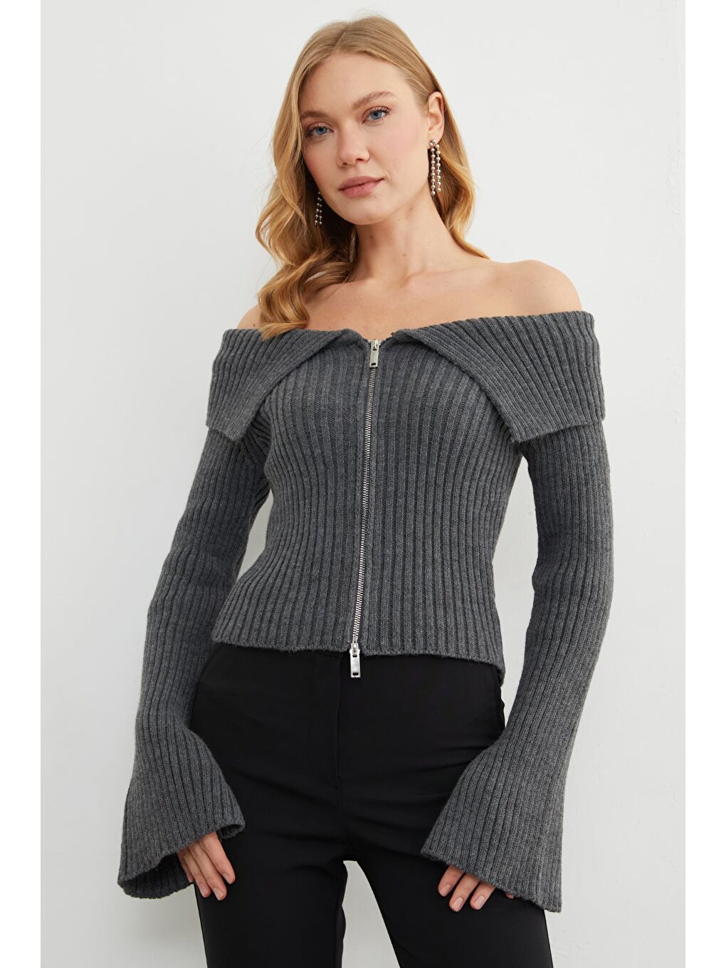Antrasit Kol Detaylı Fermuarlı Madonna Yaka Hırka-2
