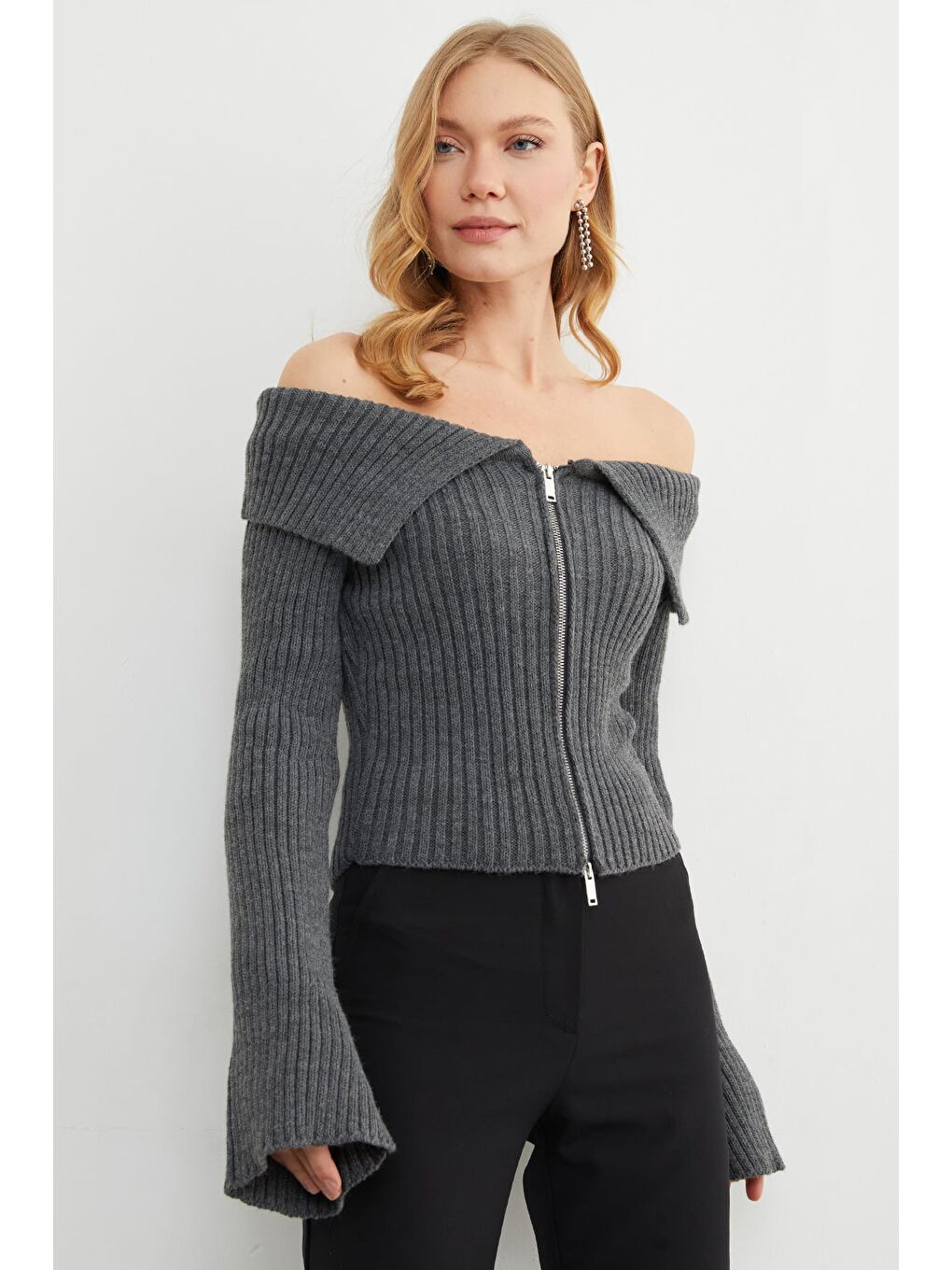 Antrasit Kol Detaylı Fermuarlı Madonna Yaka Hırka-4
