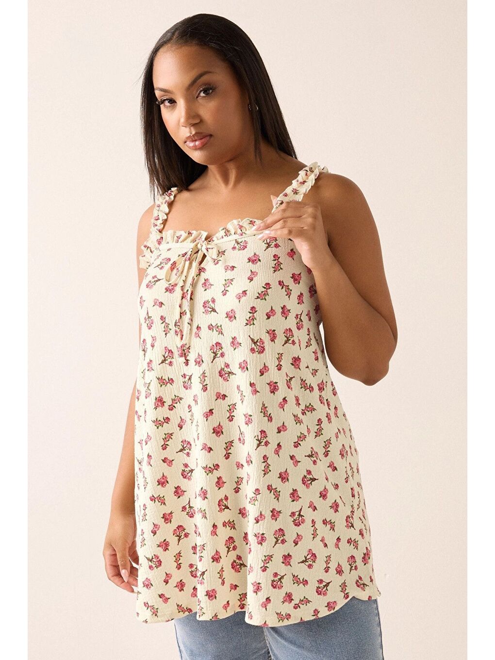 Ekru Büyük Beden Çiçek Desenli Bürümcük Kumaş Kare Yaka Kolsuz Bluz 322688-1