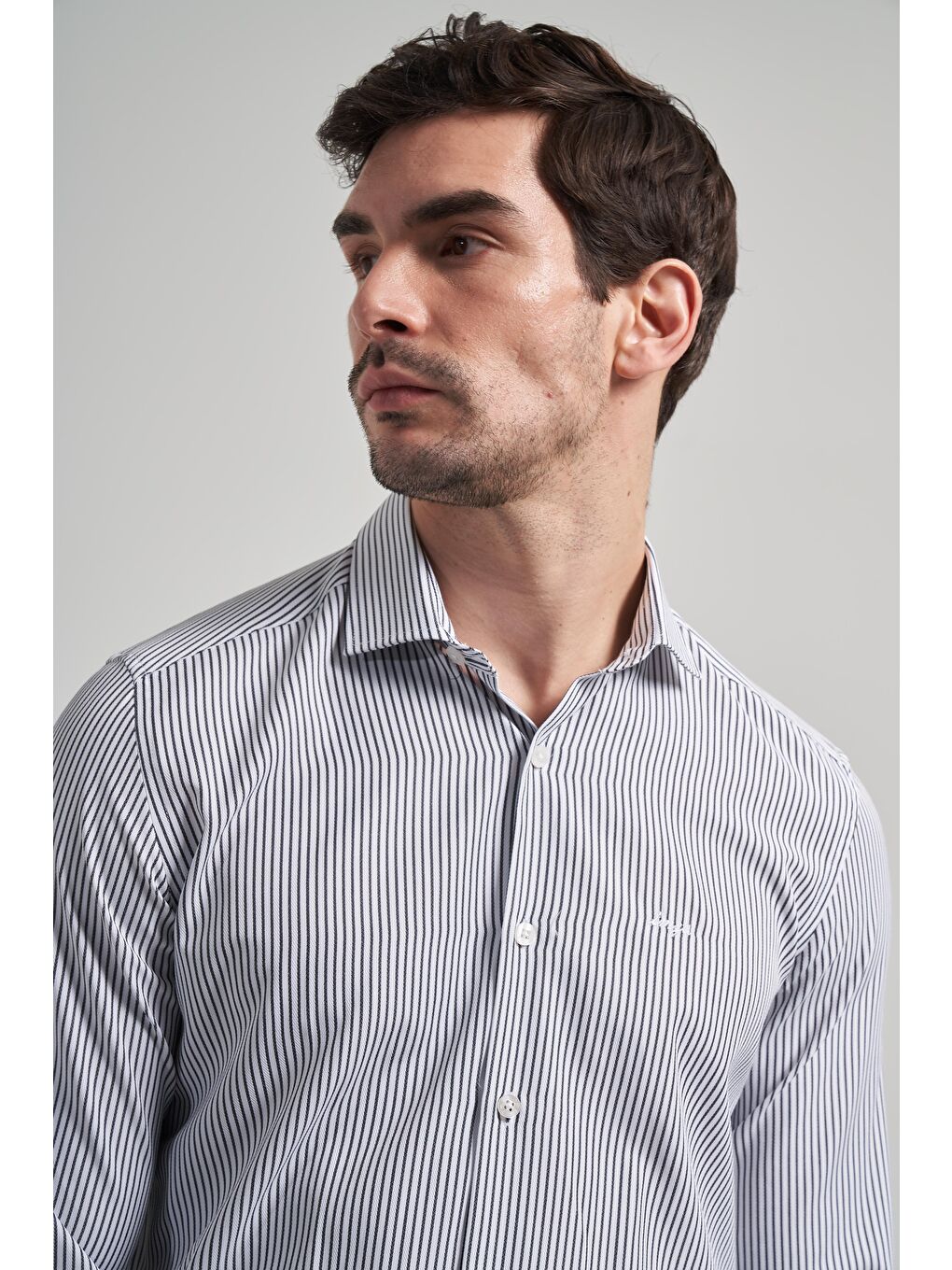 Beyaz Uzun Kol Çizgili Desen Bez Ayağı İtalyan Yaka Cepsiz Pamuklu Classic Slim Fit Gömlek 1004250180-1