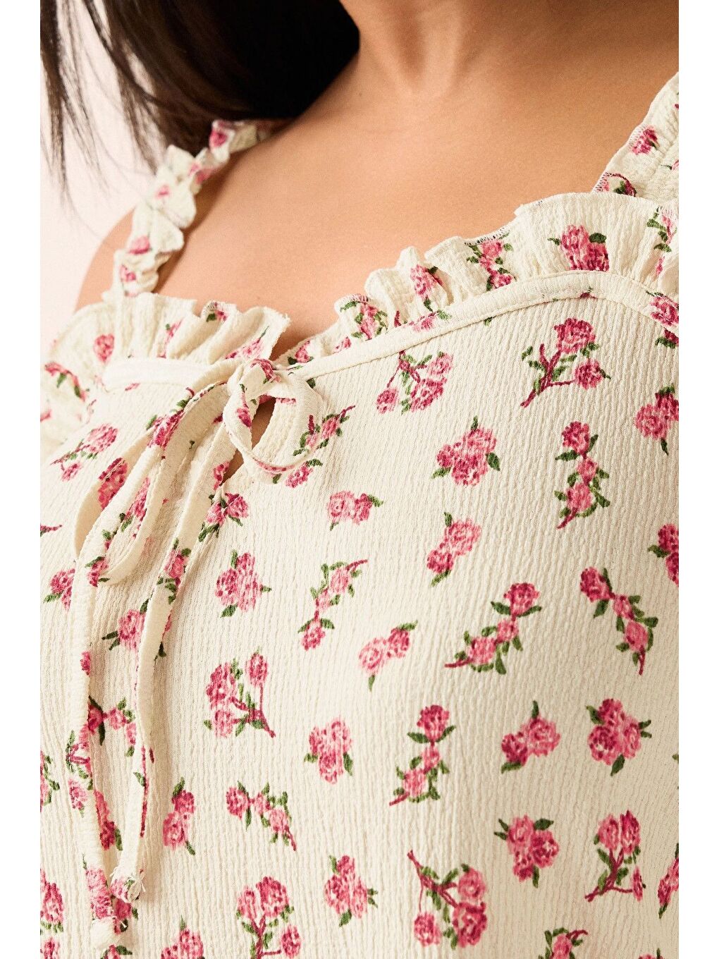 Ekru Büyük Beden Çiçek Desenli Bürümcük Kumaş Kare Yaka Kolsuz Bluz 322688-4