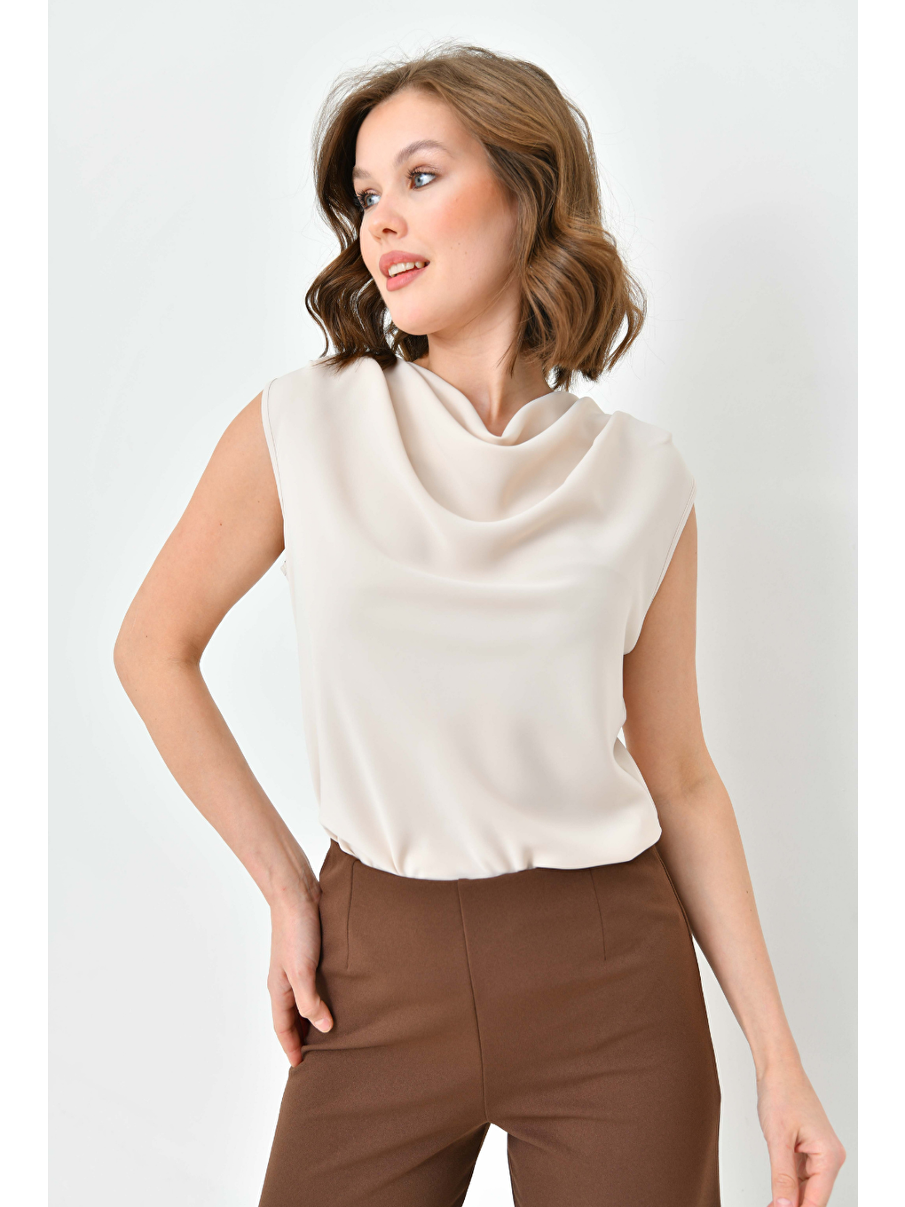 Bej Dökümlü Degaje Yaka İç Göstermeyen Kısa Kollu Bluz Gömlek-1