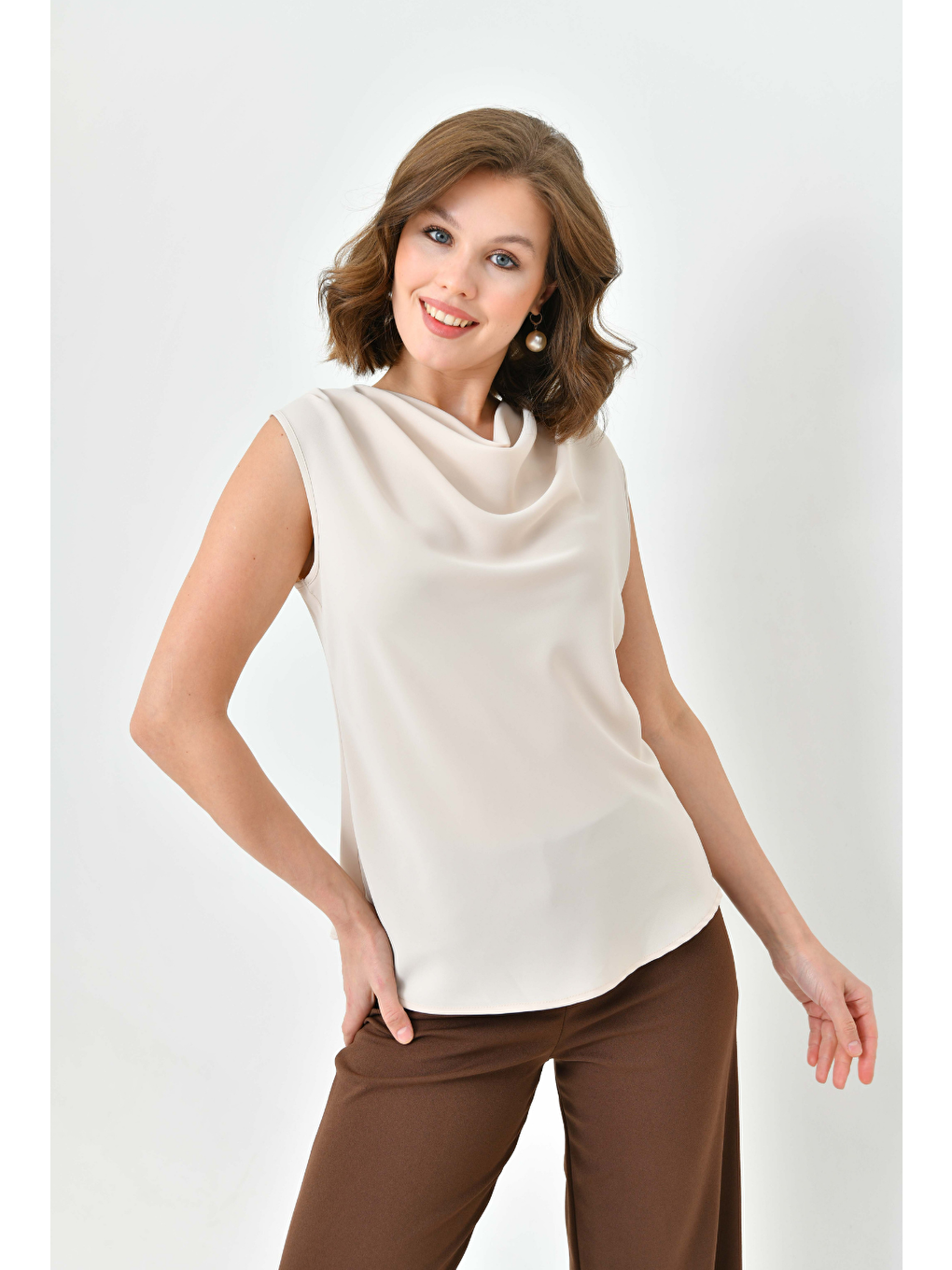 Bej Dökümlü Degaje Yaka İç Göstermeyen Kısa Kollu Bluz Gömlek-3