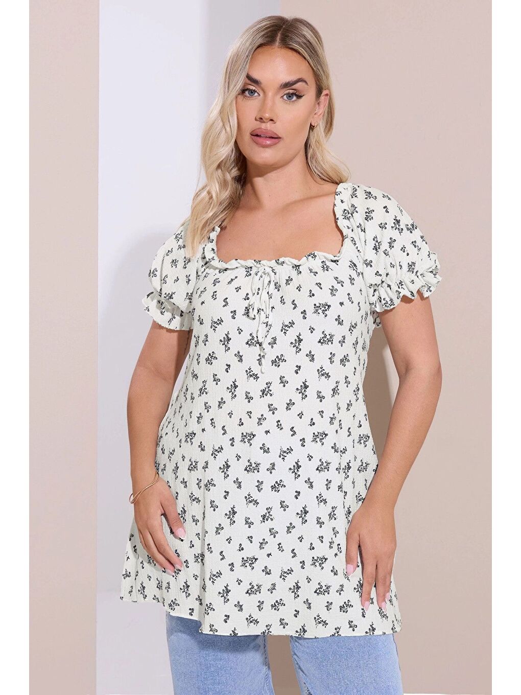 Beyaz Büyük Beden Çiçek Desenli Bürümcük Kumaş Kare Yaka Kolları Fırfırlı Bluz 322661