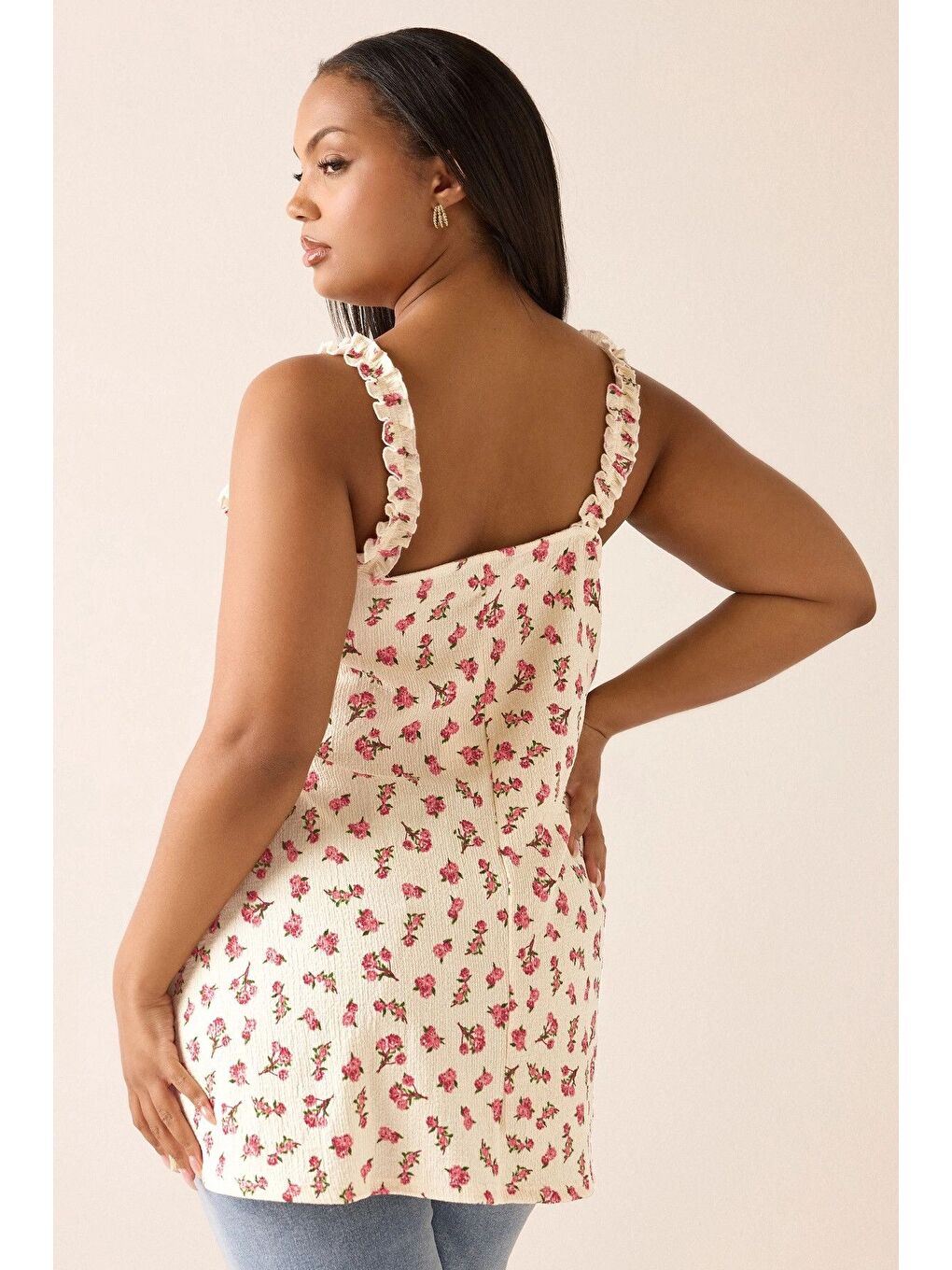 Ekru Büyük Beden Çiçek Desenli Bürümcük Kumaş Kare Yaka Kolsuz Bluz 322688-5