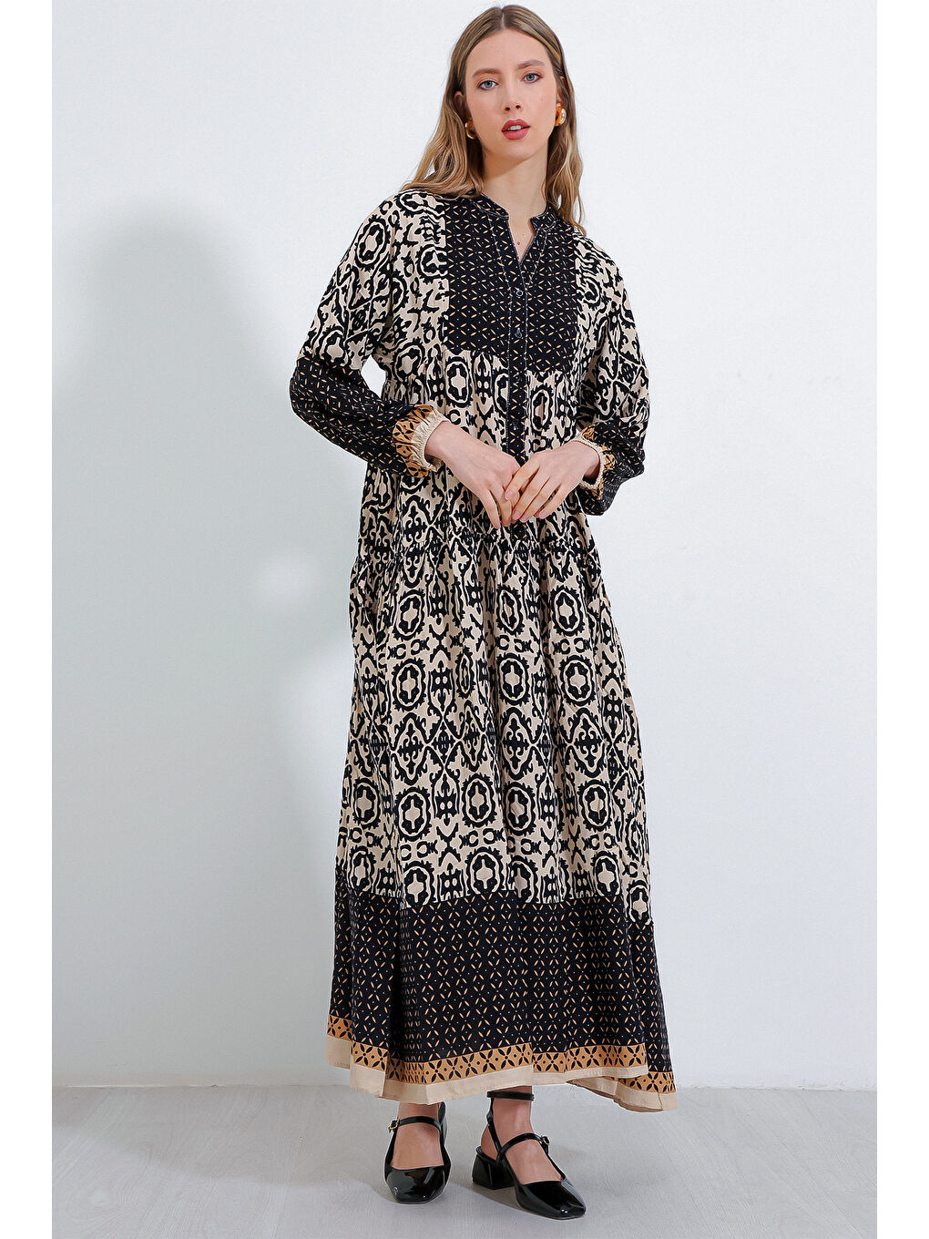 2423 Otantik Desenli Tesettür Elbise - Siyah4-1