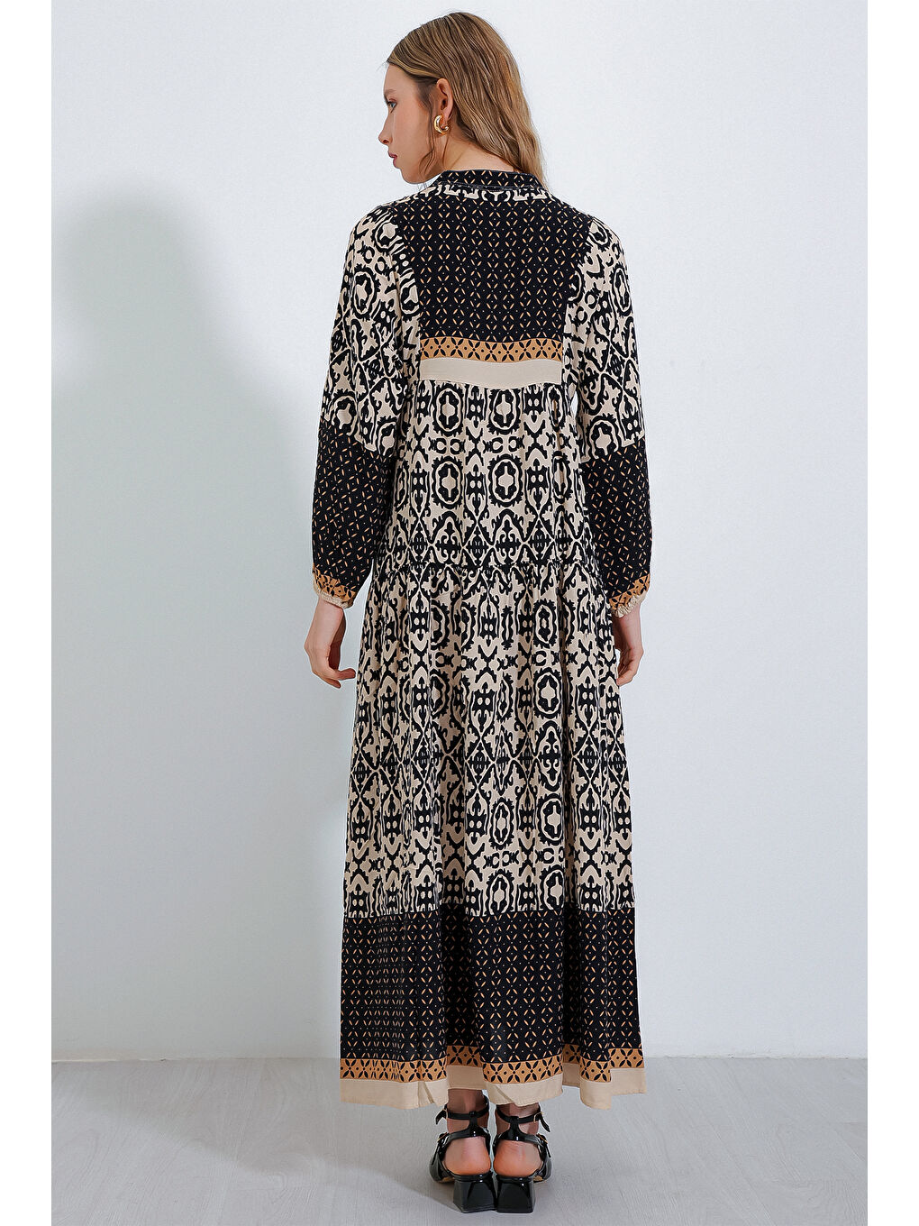 2423 Otantik Desenli Tesettür Elbise - Siyah4-4