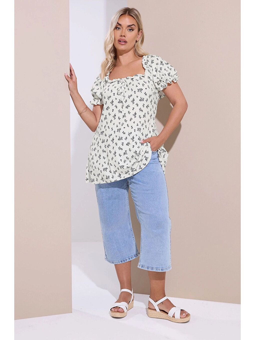 Beyaz Büyük Beden Çiçek Desenli Bürümcük Kumaş Kare Yaka Kolları Fırfırlı Bluz 322661-1