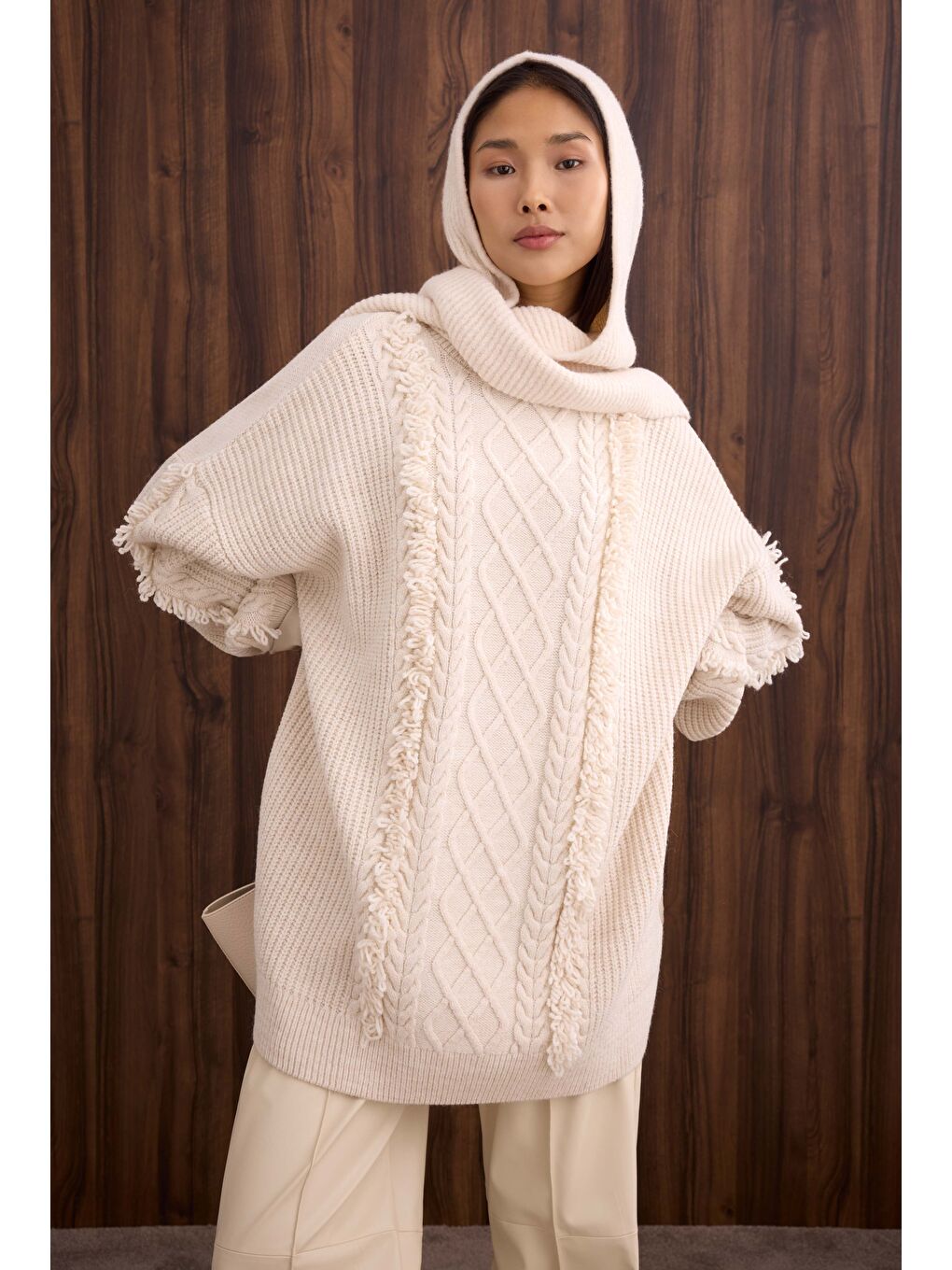 Püskül Detaylı Örme Kazak Ekru