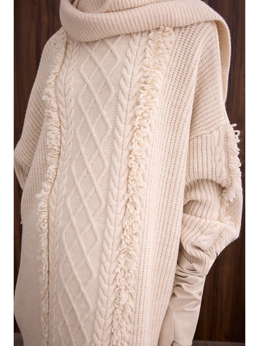 Püskül Detaylı Örme Kazak Ekru-1