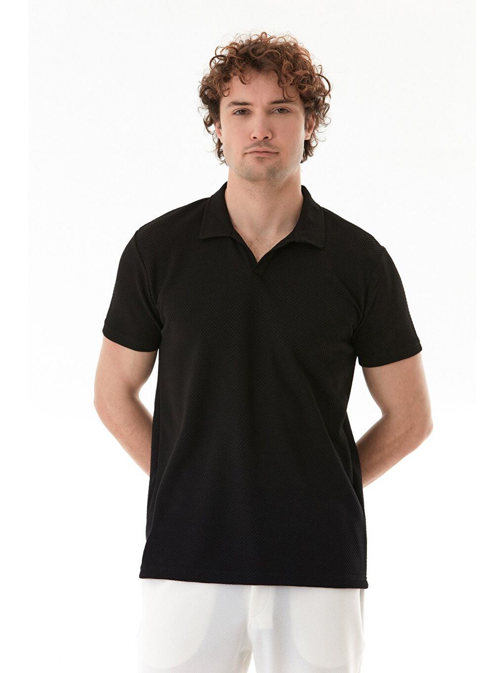 Siyah Geometrik Desen Polo Yaka Tişört