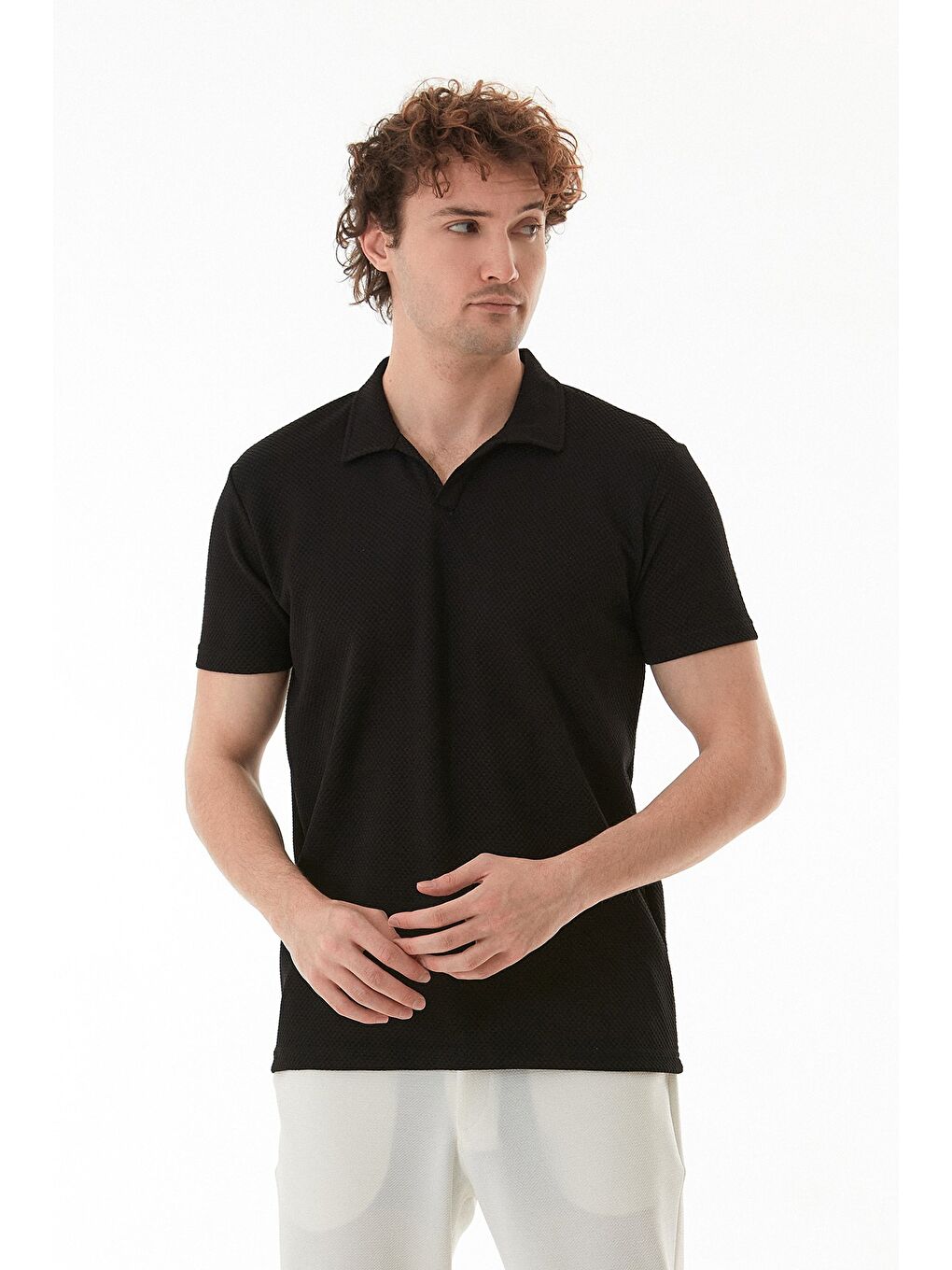 Siyah Geometrik Desen Polo Yaka Tişört-2