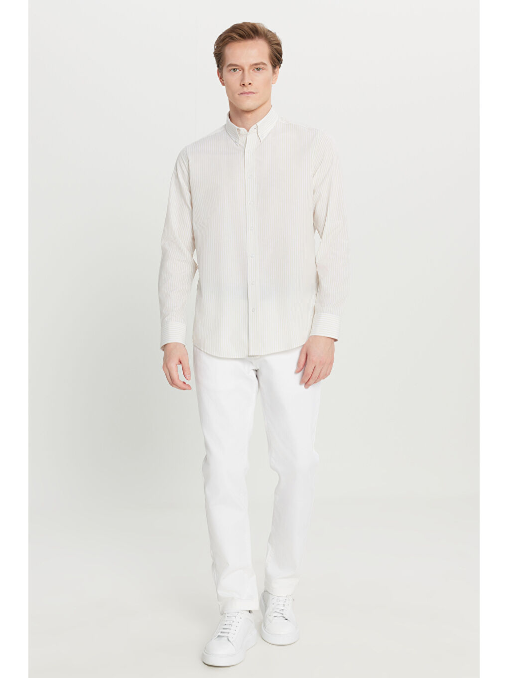 Erkek Beyaz-Bej Pamuklu Tailored Slim Fit Dar Kesim Düğmeli Yaka Çizgili Gömlek-1