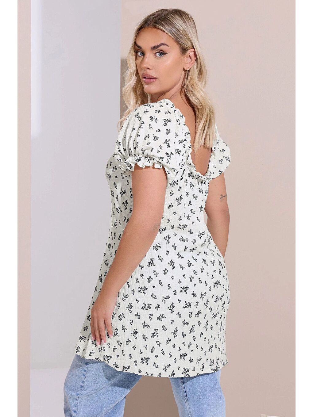 Beyaz Büyük Beden Çiçek Desenli Bürümcük Kumaş Kare Yaka Kolları Fırfırlı Bluz 322661-4