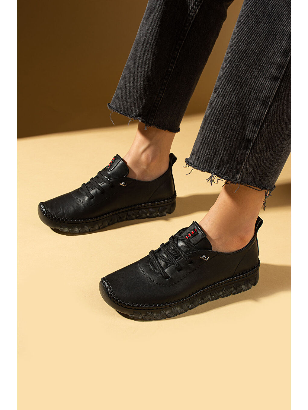 Siyah Hakiki Deri Hafif Comfort Taban Lastikli Kadın Spor Ayakkabı 59-680-25