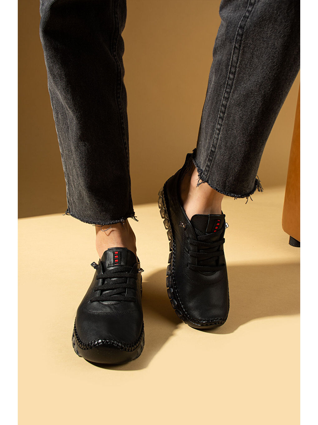 Siyah Hakiki Deri Hafif Comfort Taban Lastikli Kadın Spor Ayakkabı 59-680-25-2