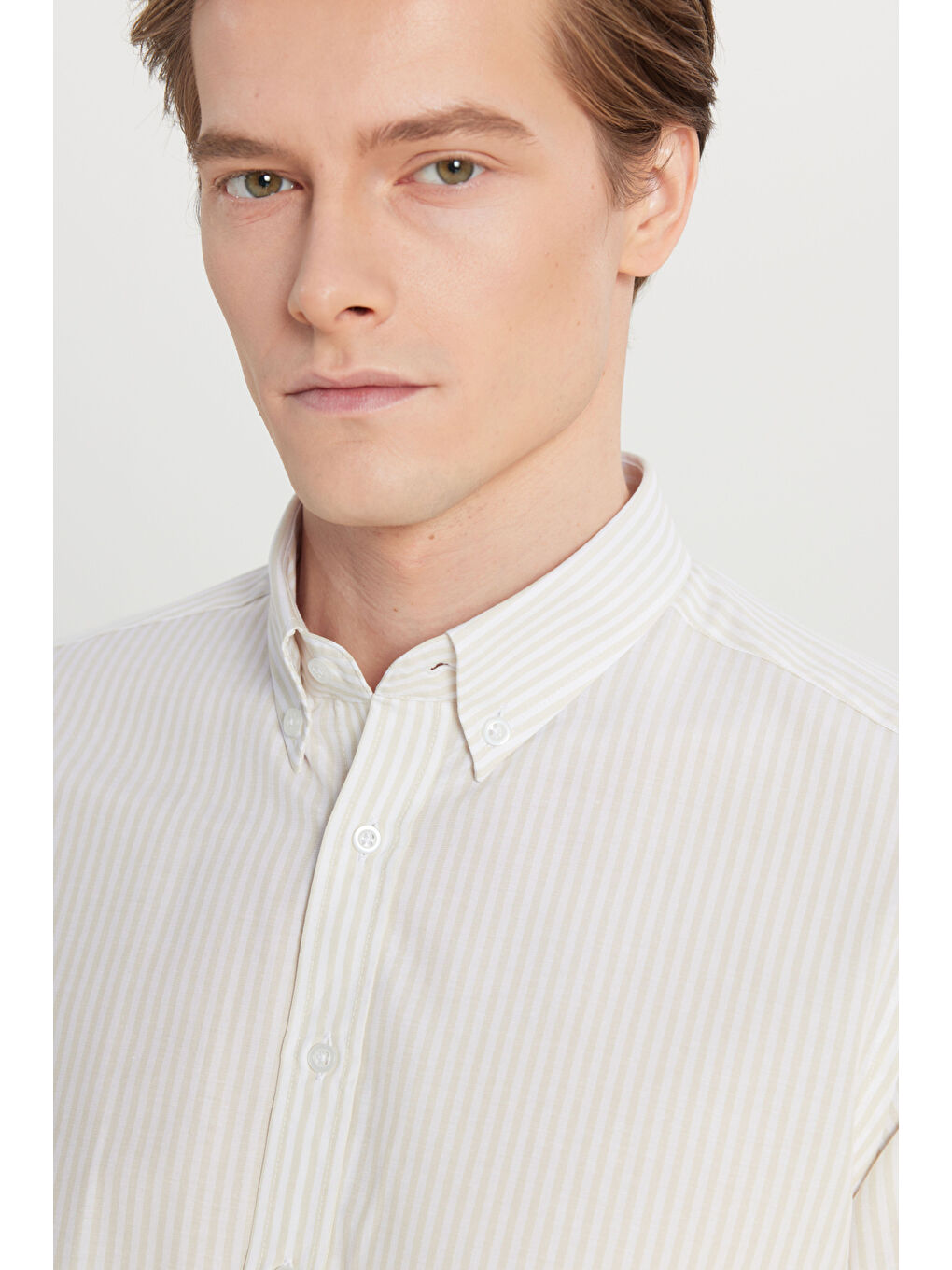 Erkek Beyaz-Bej Pamuklu Tailored Slim Fit Dar Kesim Düğmeli Yaka Çizgili Gömlek-3