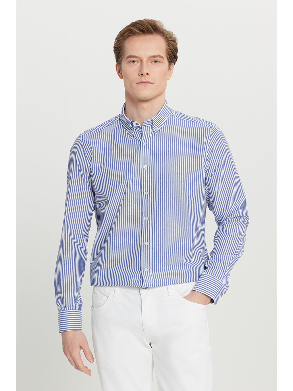 Erkek Beyaz-lacivert Pamuklu Tailored Slim Fit Dar Kesim Düğmeli Yaka Çizgili Gömlek