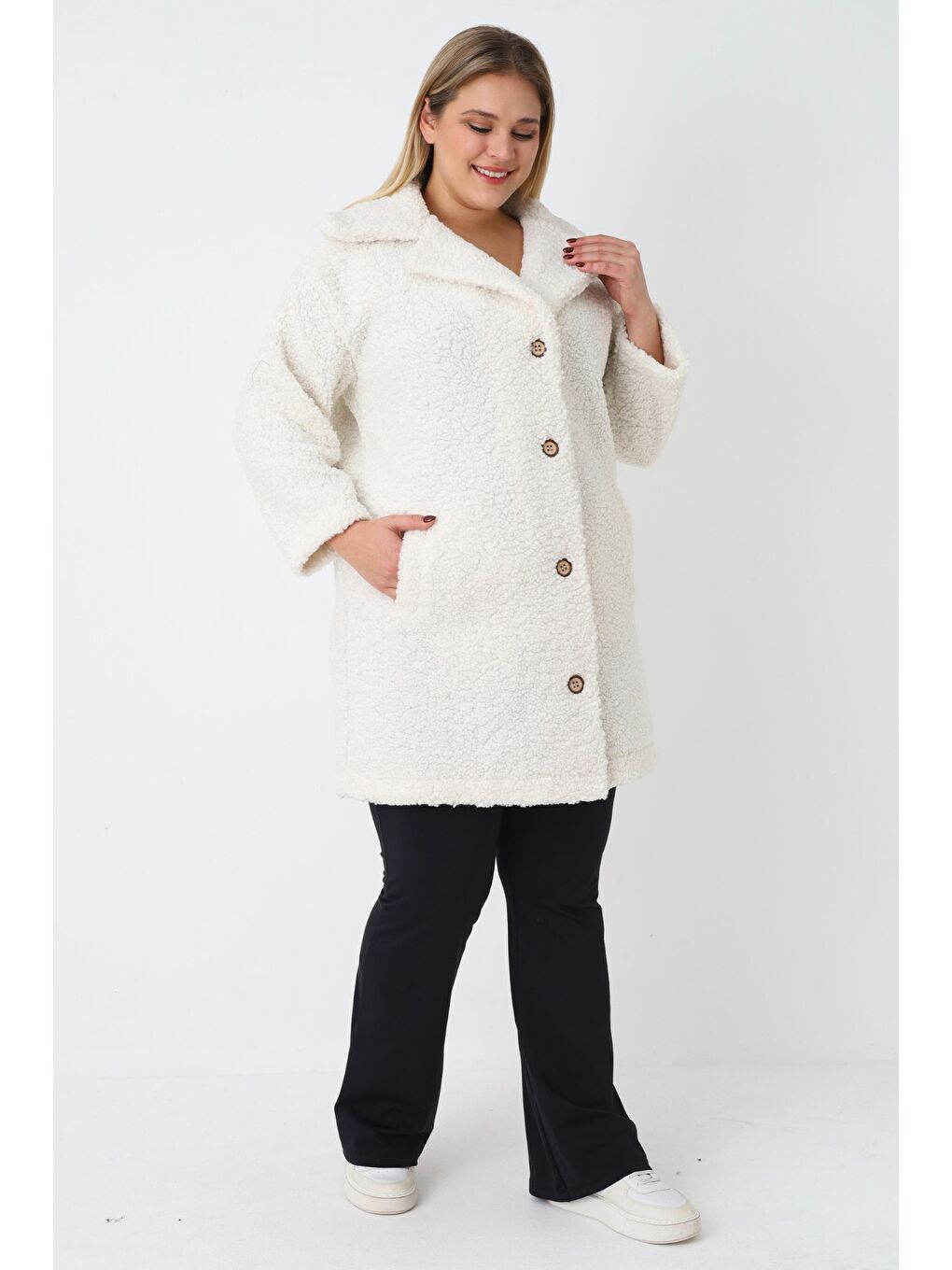 Beyaz Kadın Soft Pelüş Dik Yaka Cepli Düğmeli Uzun Kollu Hırka-2