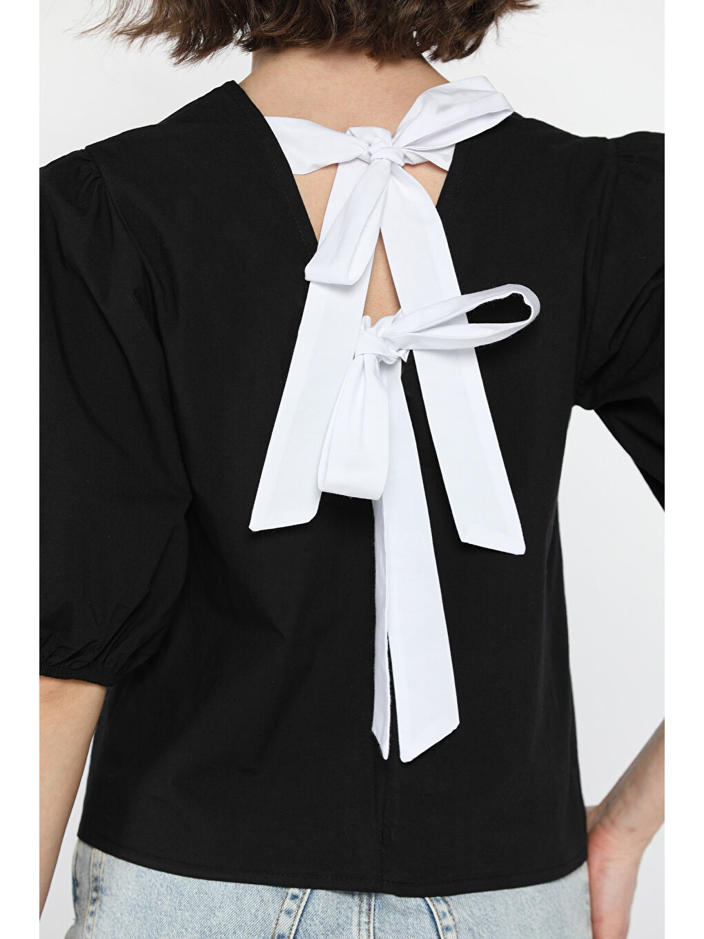 Siyah Kadın Sırt Bağlama Detaylı Kol Lastikli Bluz-3