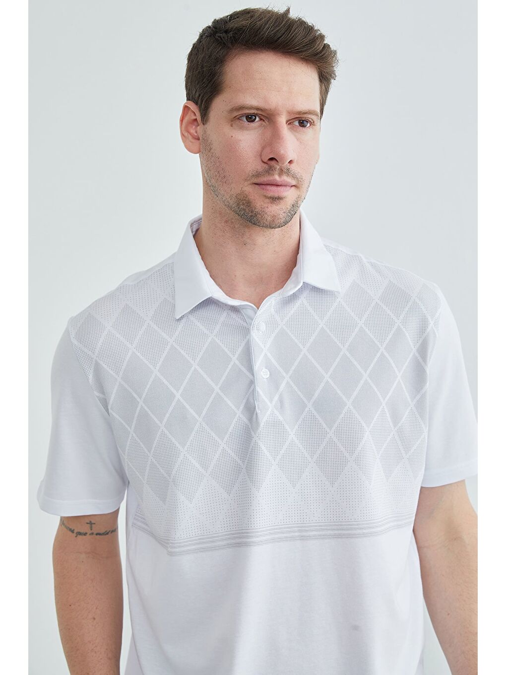 Beyaz Baklava Desenli Polo Yaka Tişört-3