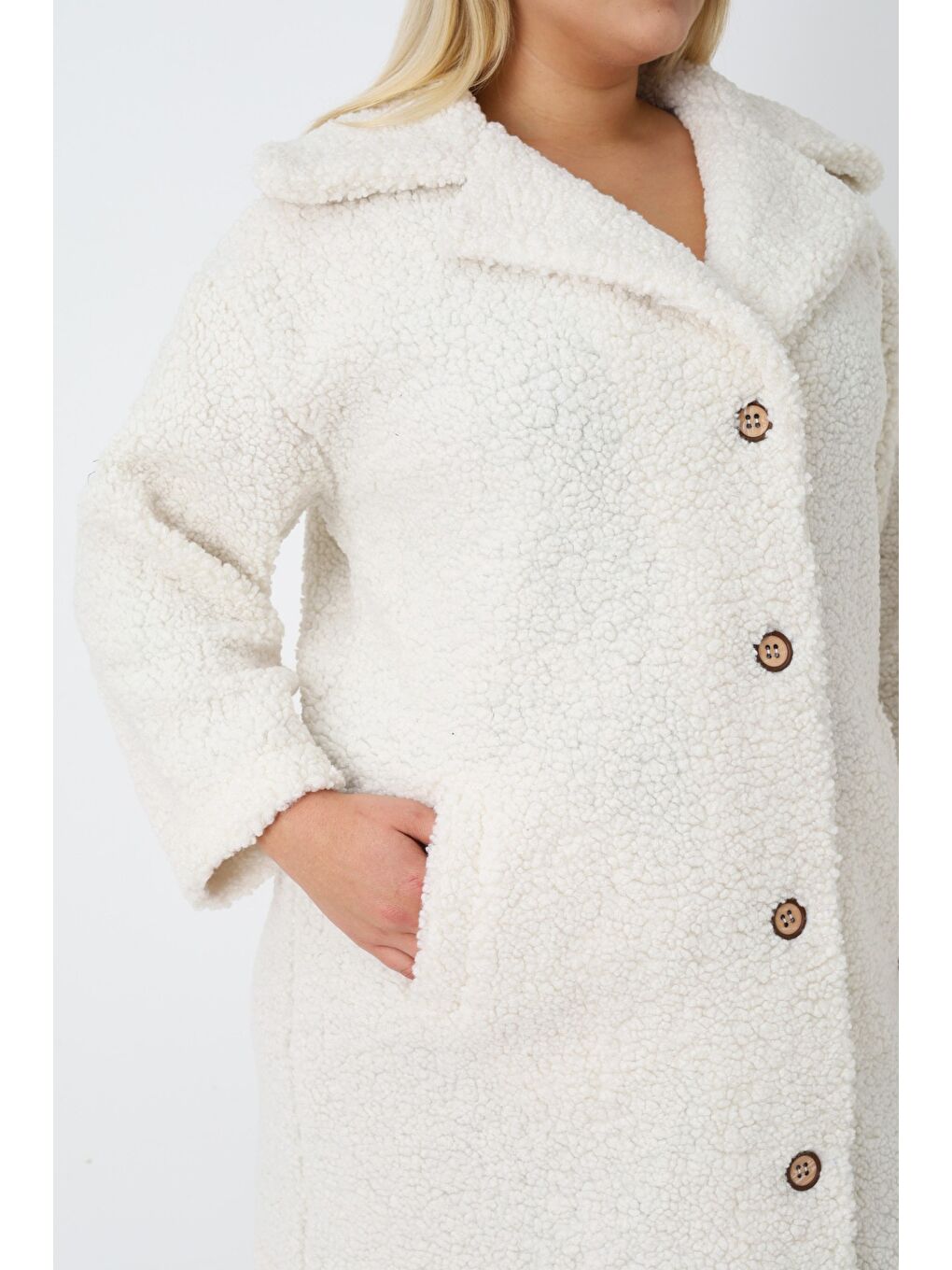Beyaz Kadın Soft Pelüş Dik Yaka Cepli Düğmeli Uzun Kollu Hırka-3