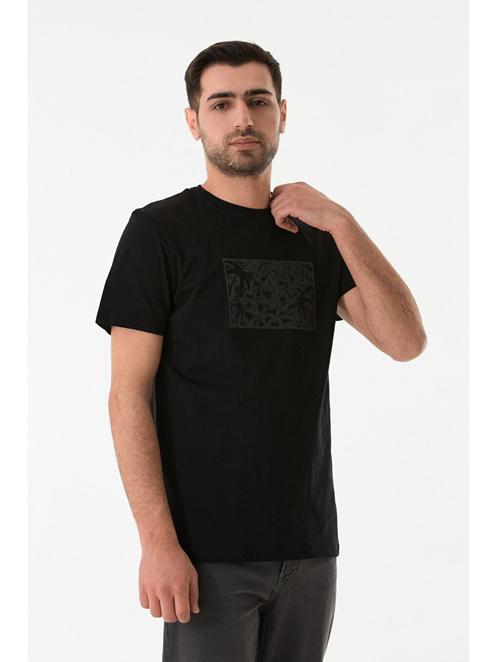 Siyah Kabartma Baskılı Bisiklet Yaka Tişört