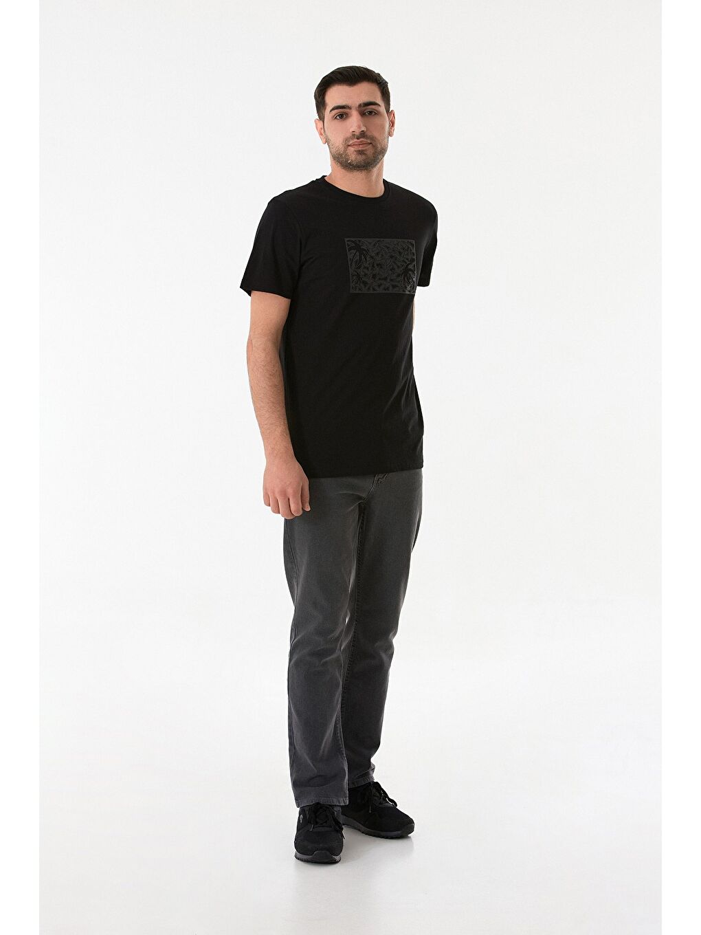 Siyah Kabartma Baskılı Bisiklet Yaka Tişört-1