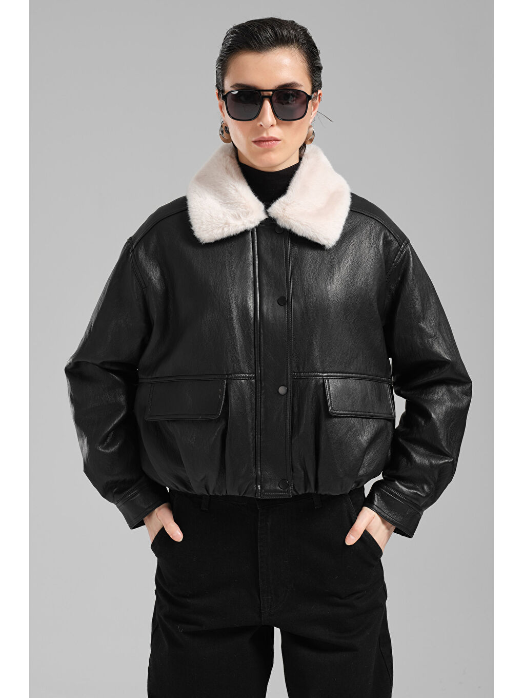Kadın Siyah Renk Oversize Pelüş Yaka Suni Deri Ceket Mont