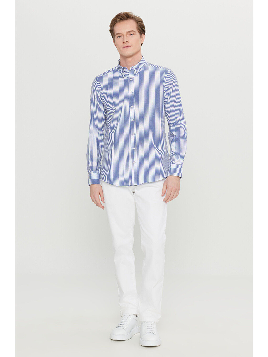 Erkek Beyaz-lacivert Pamuklu Tailored Slim Fit Dar Kesim Düğmeli Yaka Çizgili Gömlek-1