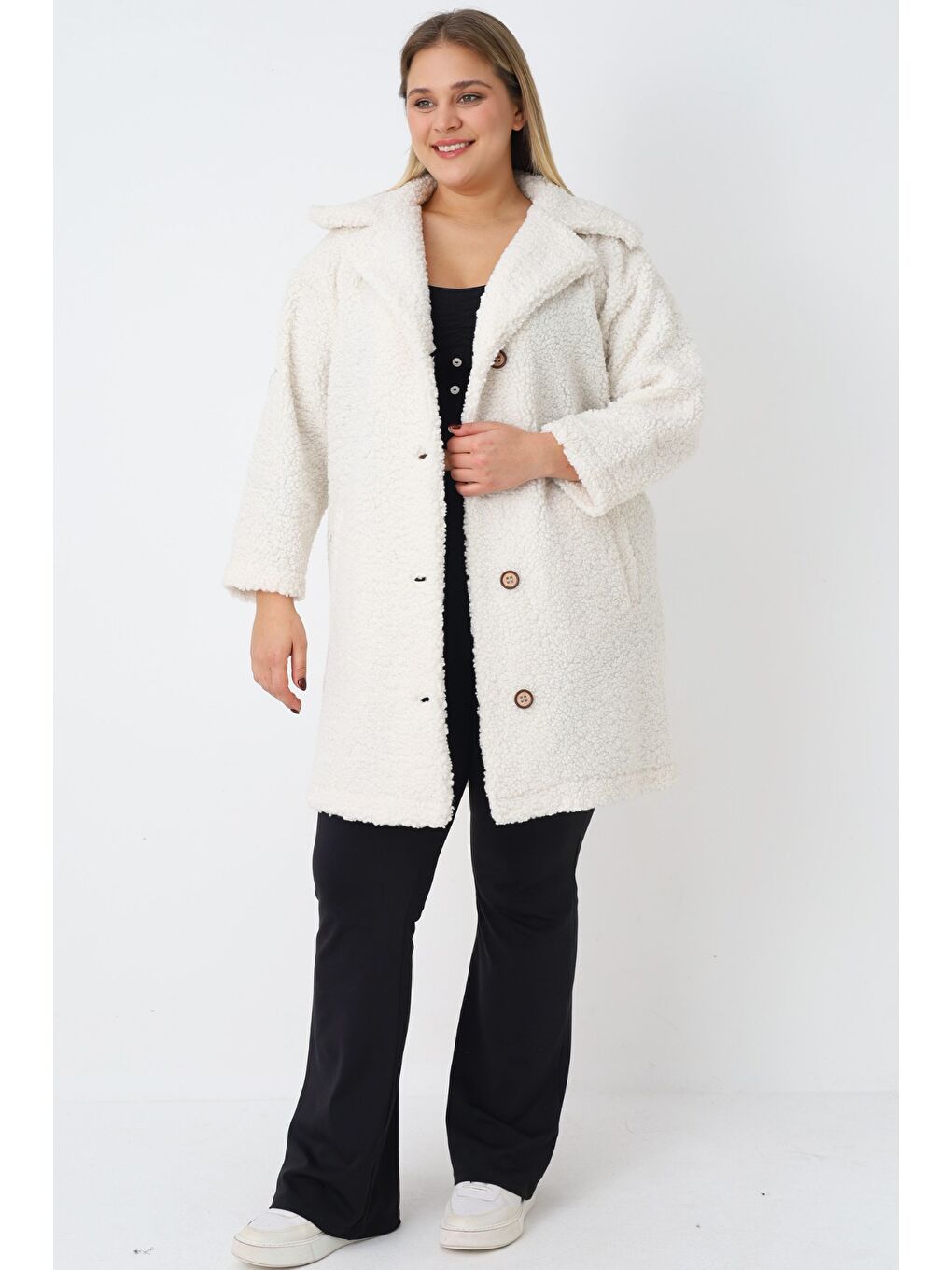 Beyaz Kadın Soft Pelüş Dik Yaka Cepli Düğmeli Uzun Kollu Hırka-6