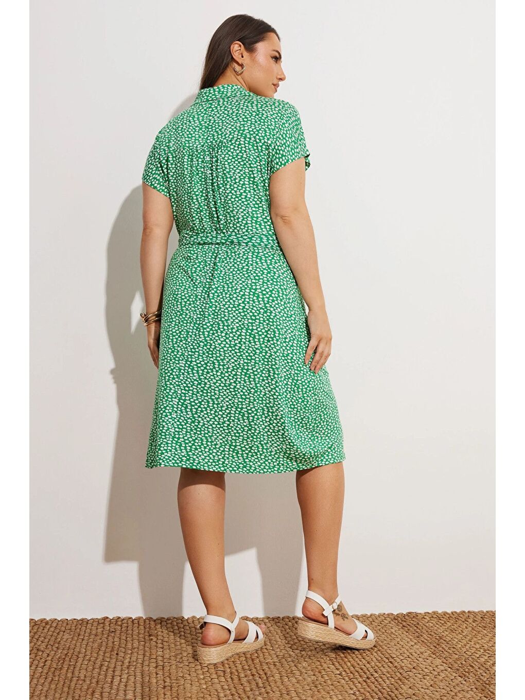 Yeşil Büyük Beden Çiçek Desenli Midi Boy Beli Kuşaklı Düğmeli Elbise 303329-4