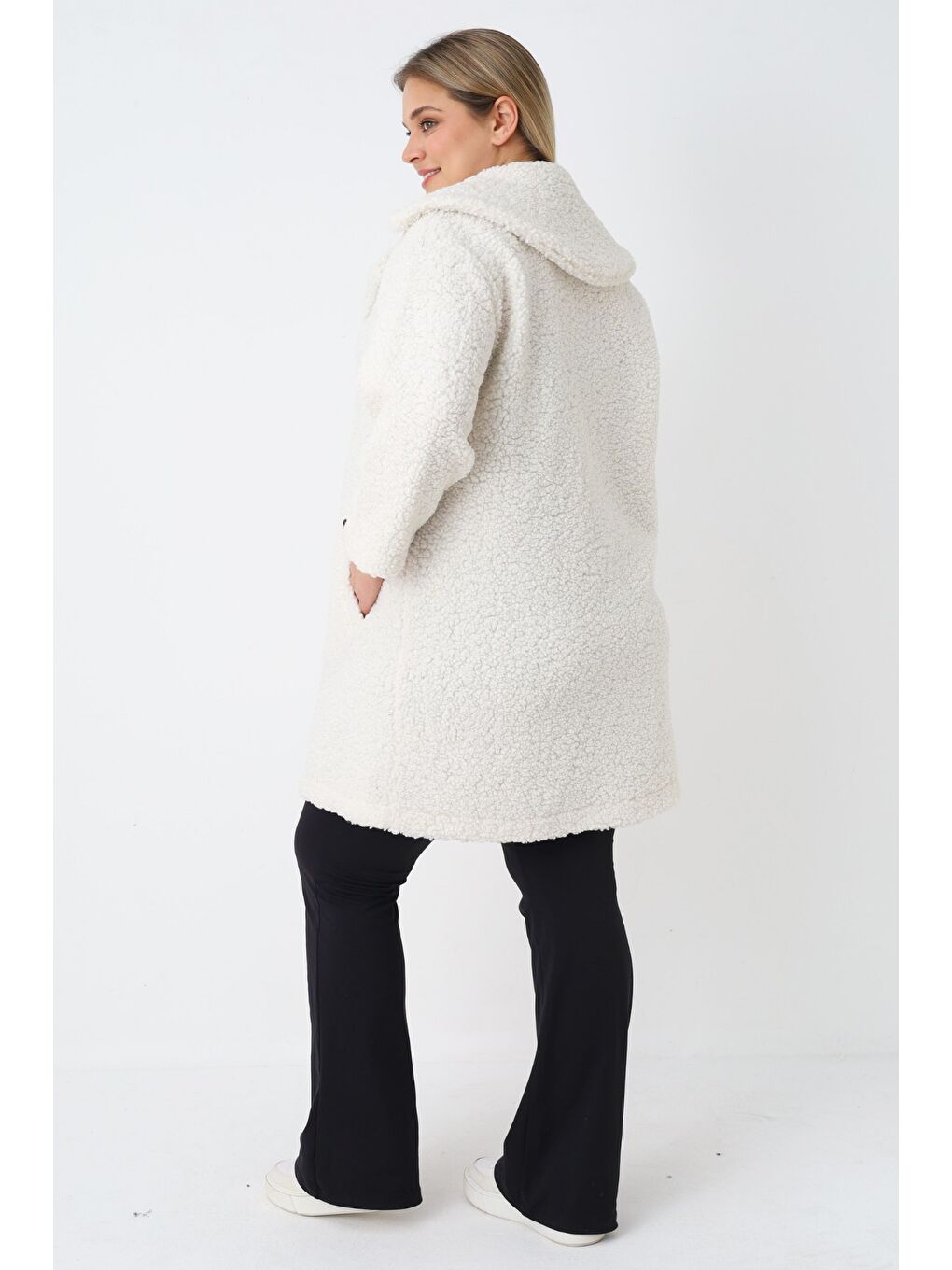 Beyaz Kadın Soft Pelüş Dik Yaka Cepli Düğmeli Uzun Kollu Hırka-7